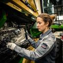 Delisia Iwola, técnica especializada, revisando una cosechadora