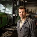Seidi Ventrue, jefe de taller, junto a un tractor agrícola